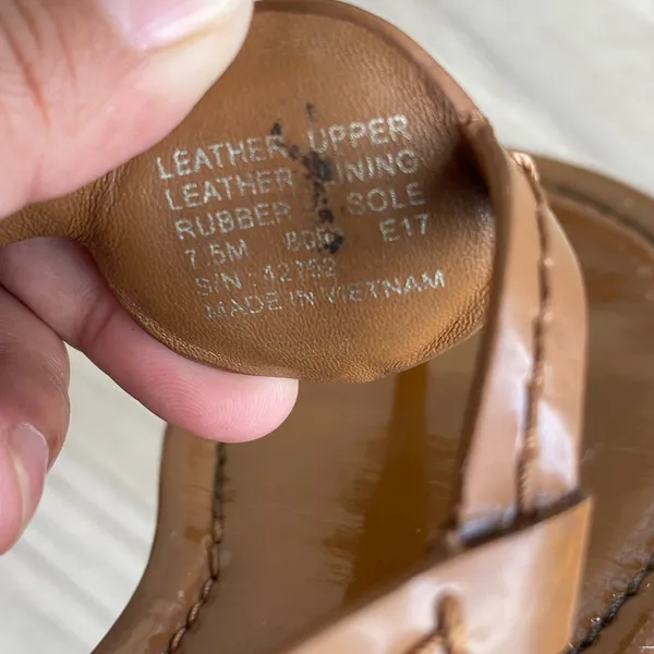 Tory Burch Tan Leather Sandals with Gold Emblem - Image 12