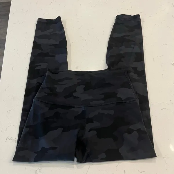 Lululemon Align Pant 25" Leggings in Black Camo size 4 - Image 3