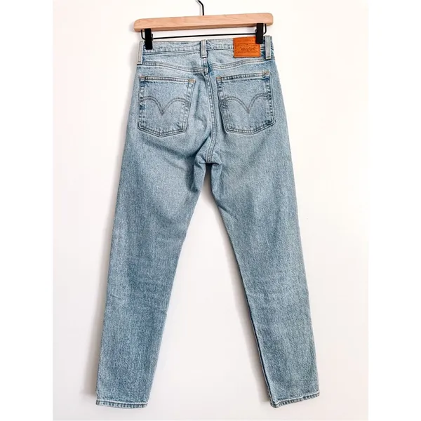 Levi’s Wedgie High Rise Light Wash Jeans Size 25 - Image 4