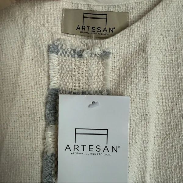 NWOT Artesan Unique Top Gray Size L - Image 4