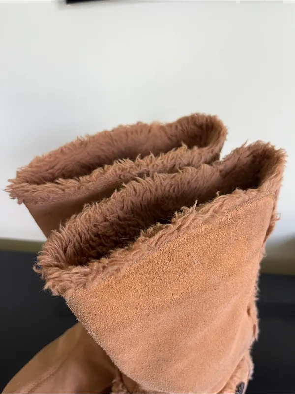 Timberland women's tan suede mukluk-style winter boots - Image 9