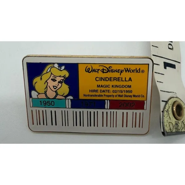 Disney Cast ID Series Pin Cinderella Limited Edition 3500 Magic Kingdom LE - Image 2