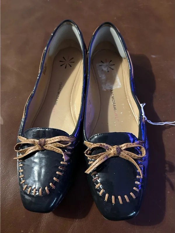 Isaac Mizrahi Navy Patent Loafers with Tan Bow 10M - Image 7