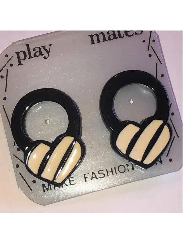 Play Mates Vintage Black and Cream Heart Hoop Earrings - Image 2