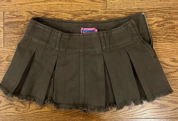 Edikted NWOT olive green pleated skort Washed Denim Pleated Micro Skort - Image 3