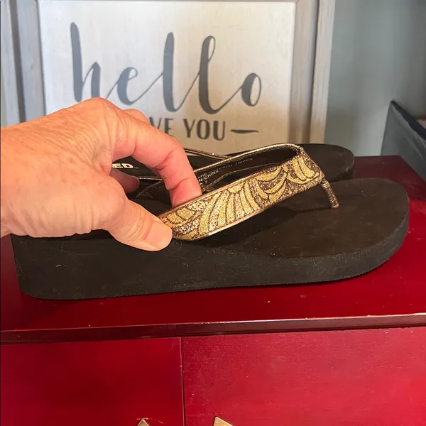Unr8ed Serena Sparkly Gold Flip Flops Size 7 - Image 3