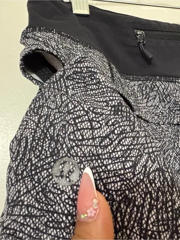 Lululemon Speed Up Shorts 2.5” Size 6 Black White Print Lined Running Active - Image 3