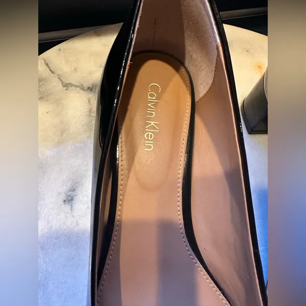 Calvin Klein Black Patent pointy Toe Block Heels. LN ,Slip. Resistance.Sz 6. - Image 5