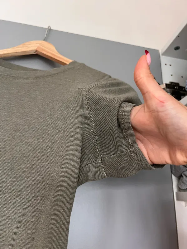 Vuori Pose Fitted Tee Laurel Heather - Image 7