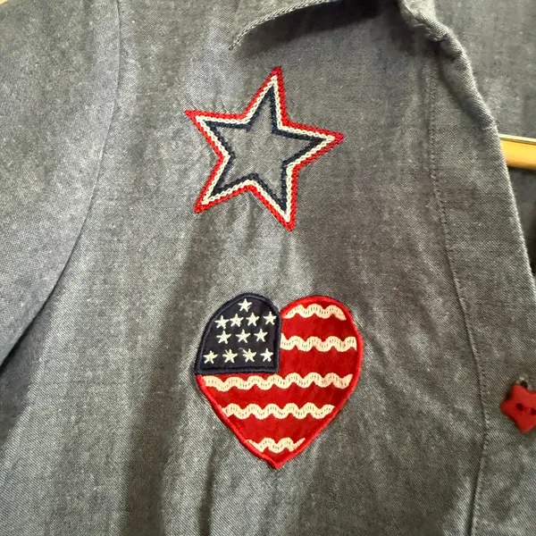 VINTAGE Blue Chambray Patriotic Flag Star Heart Embroidered Short Sleeve Shirt M - Image 5