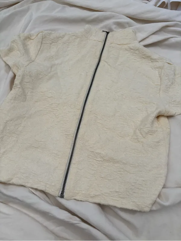 Alice + Olivia Ivory Textured Mock Neck Short Sleeve Zip Back Top Size 2 - Image 3