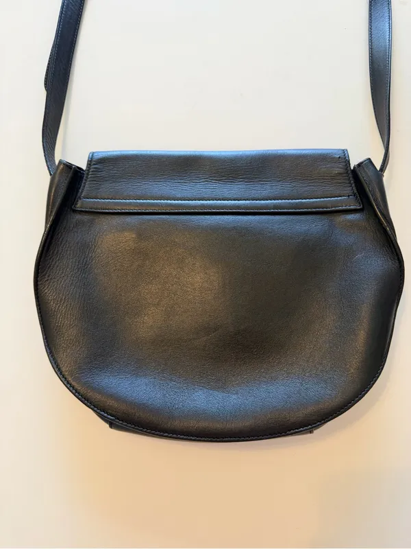 Cuyana mini saddle crossbody Bag , black leather, minimalist look - Image 12