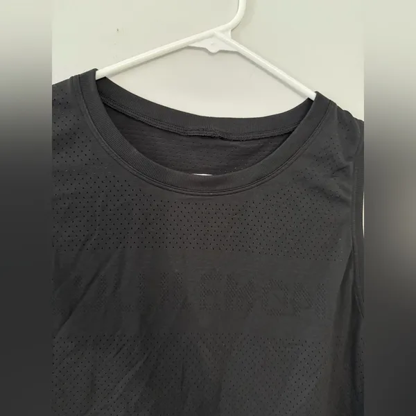 Lululemon Workout Tank Top Breathable Cropped Tank Top Lightweight Black Size 6 - Image 4