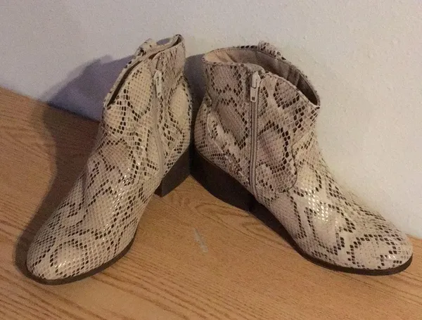 True Craft Sexy Snakeskin 2” Heel Booties Size 8M - Image 3