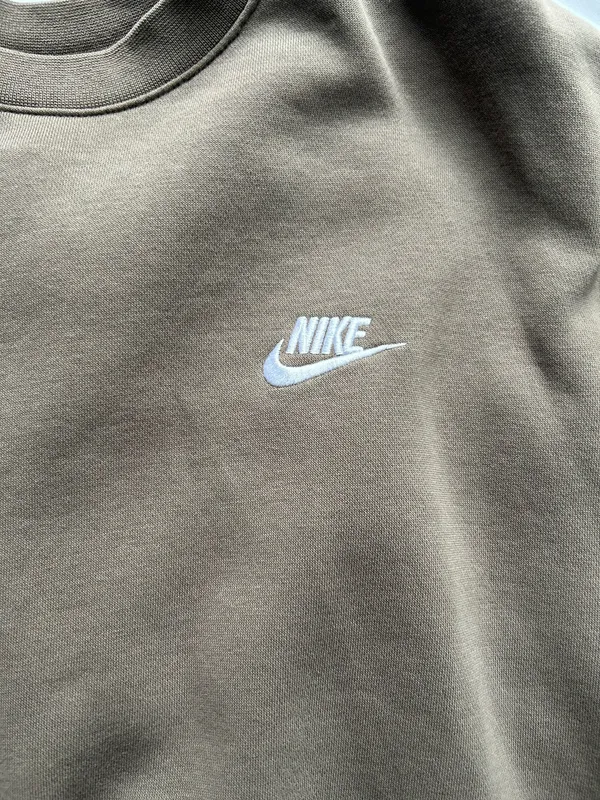 Brown Nike Crewneck Sweatshirt Embroidered Logo Pullover Tan Neutral Medium - Image 2