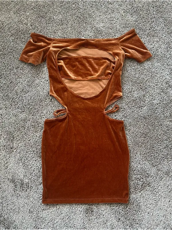 Tic Toc Off-Shoulder Cutout Velvet Mini Dress in Rust - Image 2