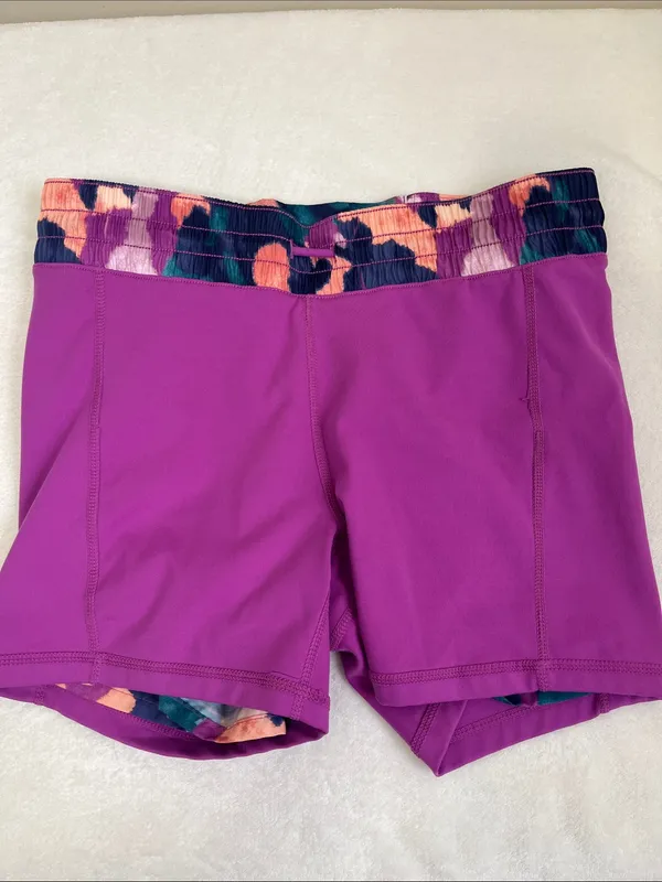 Reebok Women's Athletic Shorts Size Medium - Image 7