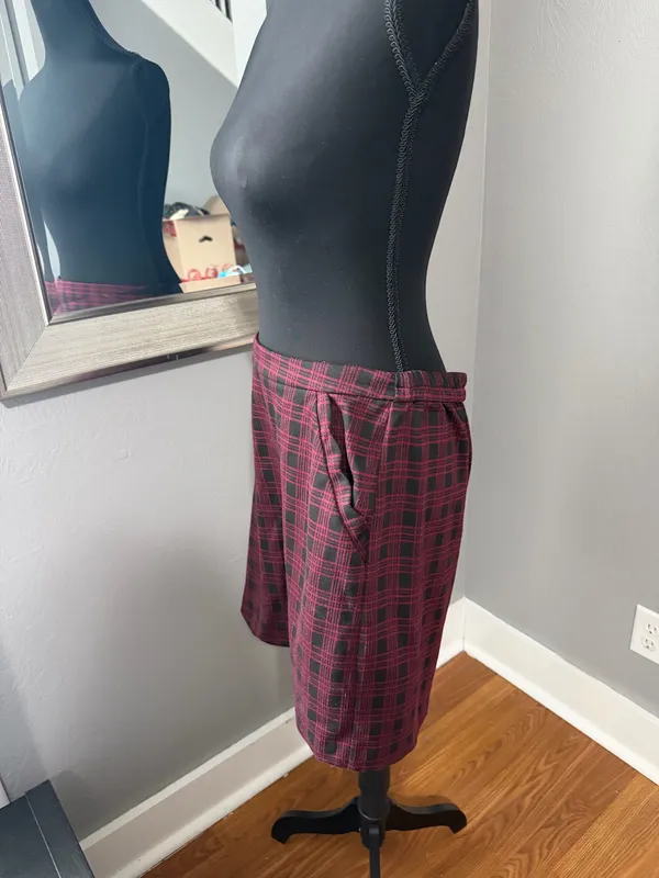 Skies Are Blue Berenice Scallop Hem Old Money Academia Skirt burgundy & black plaid large. - Image 3