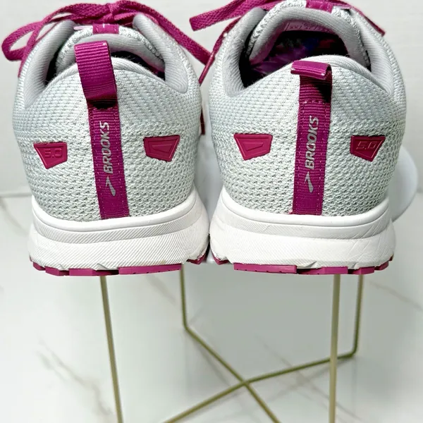 Brooks Revel 5 Women's Grey/White/Baton Rouge Mesh Sleek Low Top Sneakers 9.5 M - Image 3