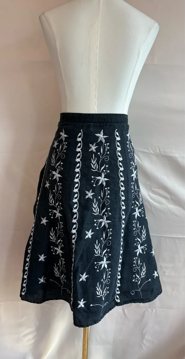 Lucy & Laurel Women's Black Linen A-Line Skirt with White Floral Embroidery Size - Image 2