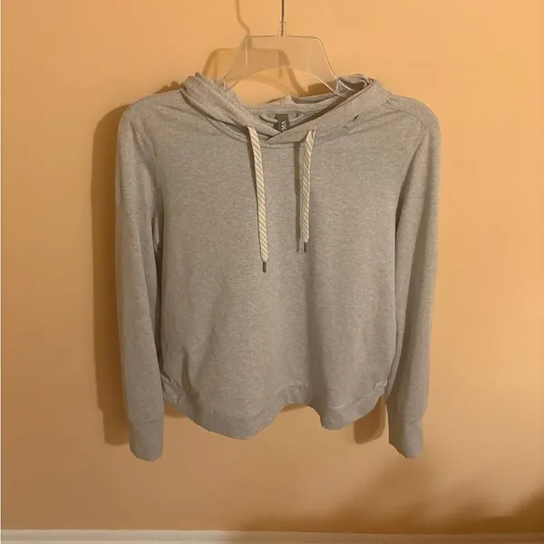 Vuori Halo Essential Hoodie in Light Gray Heather - Image 2