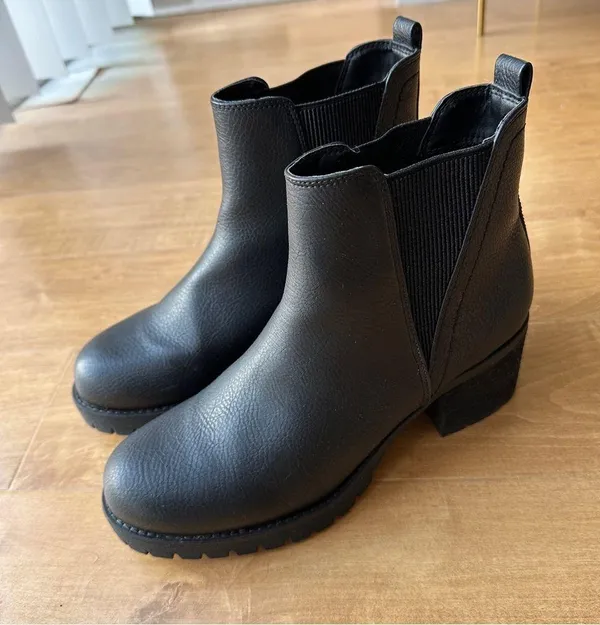 Jody Chelsea Boot, Black, Women’s Heeled Leather Booties, Size 9M - Image 7