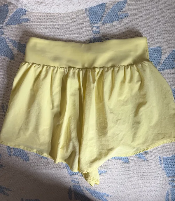 Alo Yoga Shorts - Image 3