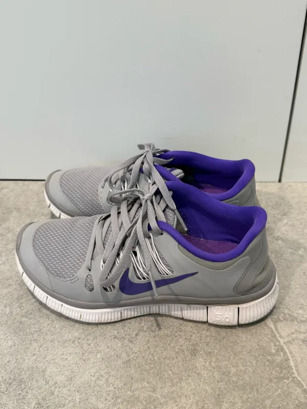 Nike Women's Gray Running Sneakers with Purple Lining - Image 3