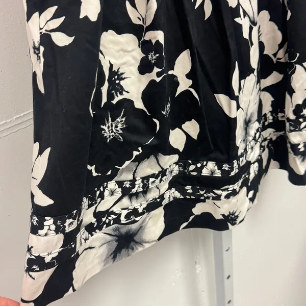 White House Black Market Floral A-Line Skirt Black White Pleated Pockets Size 4 - Image 4