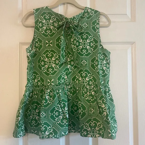 Ann Taylor sleeveless top featuring a green and white geometric print size med - Image 4