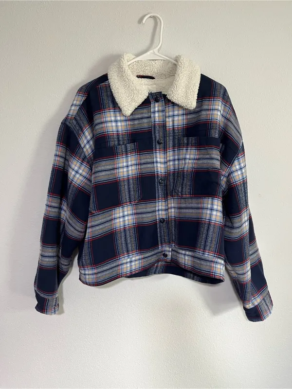 Aerie Cropped Plaid Sherpa-Lined Jacket in Navy - Image 9
