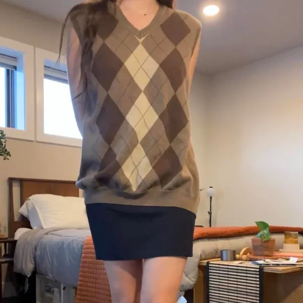 Vintage y2k Van Heusen tan and brown argyle plaid knit vest 🔥 - Image 3