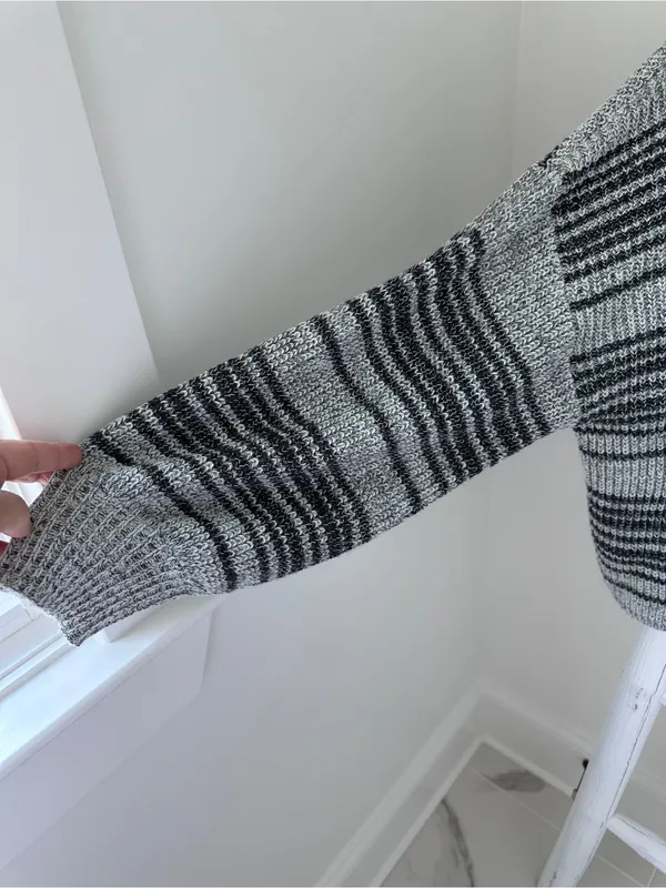 Billabong Gray & Black Open Knit Striped Crewneck Sweater Size Medium - Image 4