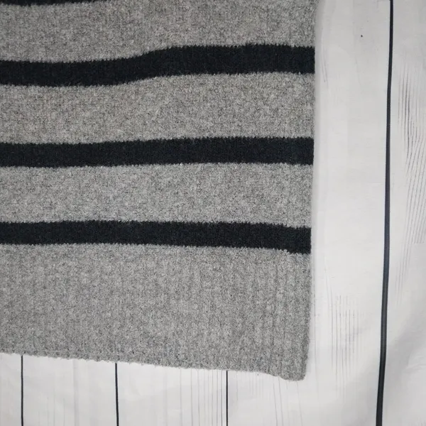 Abercrombie & Fitch Gray and Black Striped Cropped Casual 90’s Women's Top - Image 7