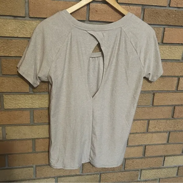 Beyond Yoga Top Lightweight Spacedye Tee Cut Out Back Beige Tan Size S NWOT - Image 3