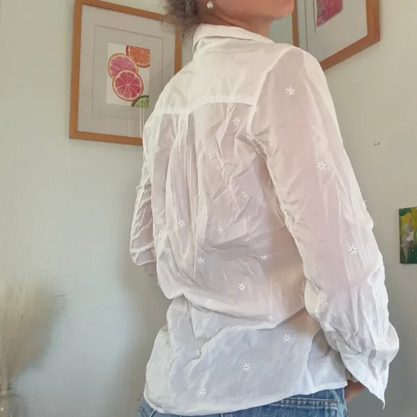 Gap white floral embroidered button up shirt - Image 4