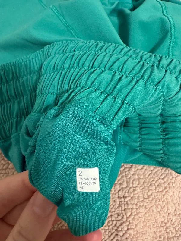 Lululemon Hotty Hot Shorts 4" High-Rise green - Image 3