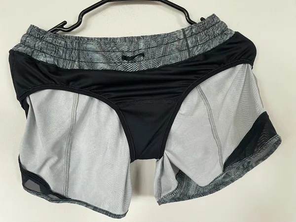 Lululemon Hotty Hot Low Rise Short 4" Dimensional Icing Blue Multi Black Size8 - Image 8
