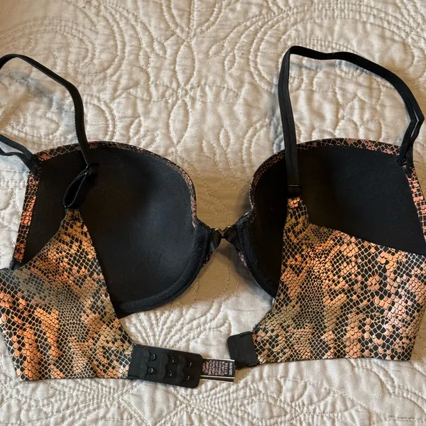 Victoria's Secret 32-D Black and Pink Snake Print Bra - Image 5