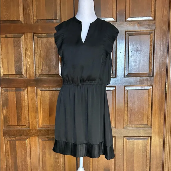 Steve Madden Verona Pleated Cap Sleeve Mini Dress Black Satin‎ Ruffle Hem Medium - Image 2