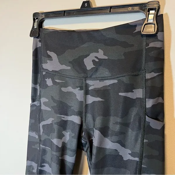 Athleta Ultimate Stash Pocket‎ Camo 7” Shorts Biker XS - Image 3