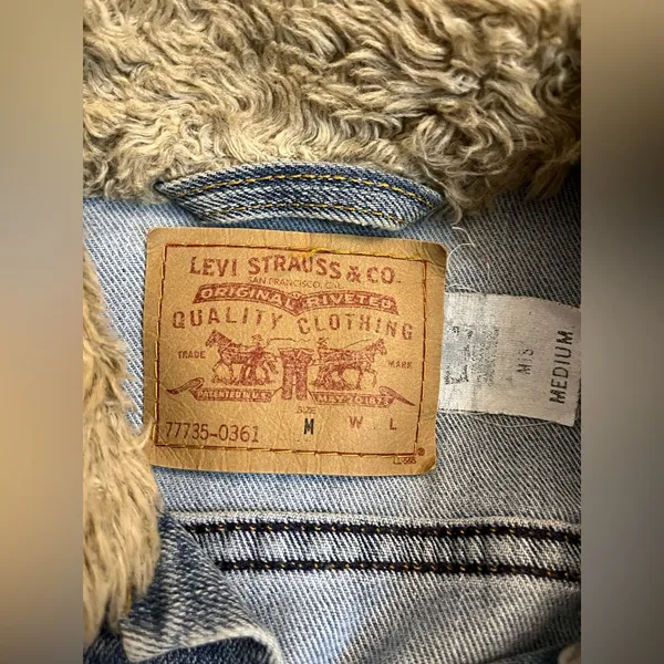 Y2K Levi’s fur collar denim jacket - Image 3