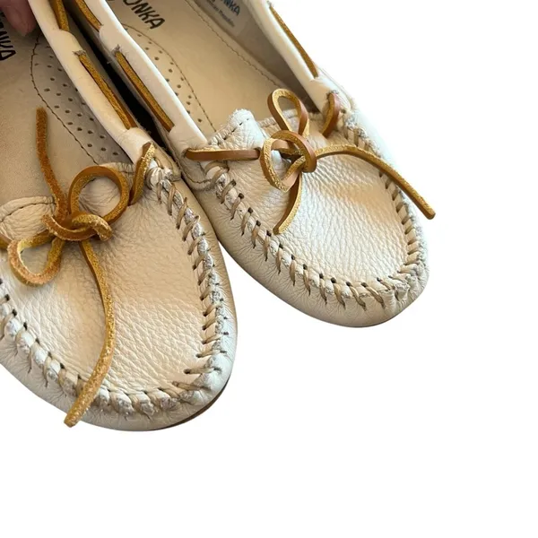 Minnetonka‎ Classic Driving Loafer Off White 6 - Image 4
