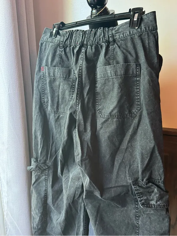 BDG urban outfitters black wide leg cargo jeans sz 6 - Image 5