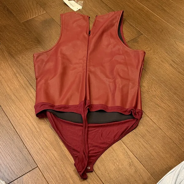 Le Lis Burgundy Faux Leather Bodysuit NWT Size Large C11-047 - Image 5