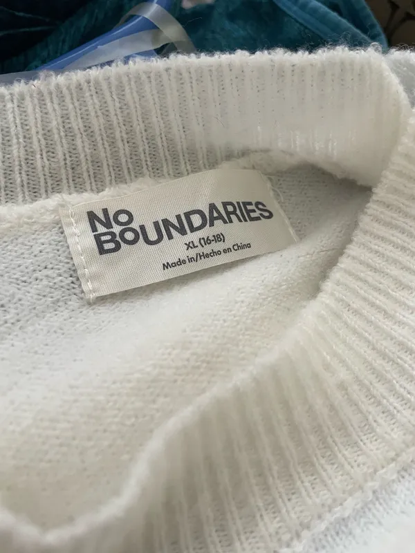 No Boundaries Crewneck sweater with bows - Image 4