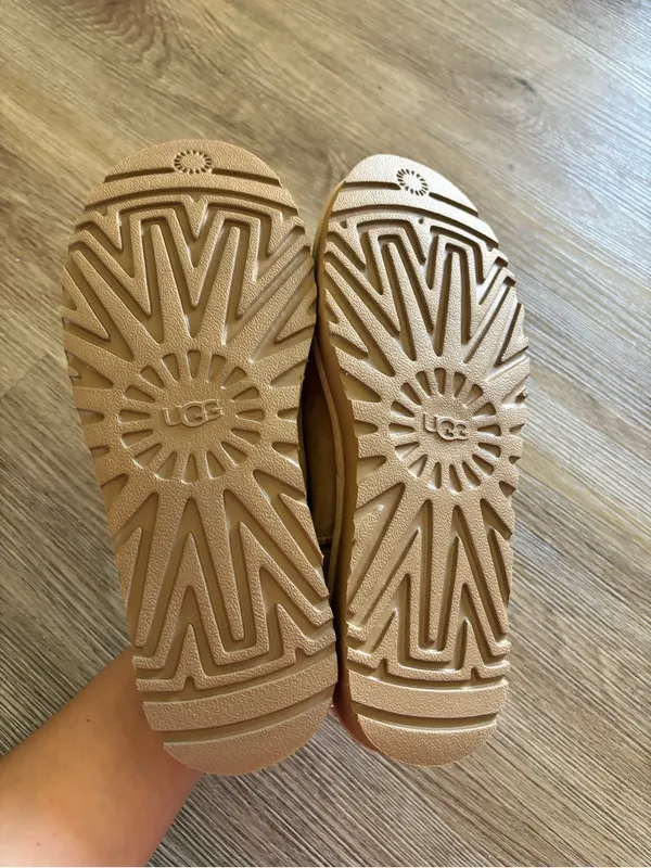 Women’s UGG classic slipper - Image 6