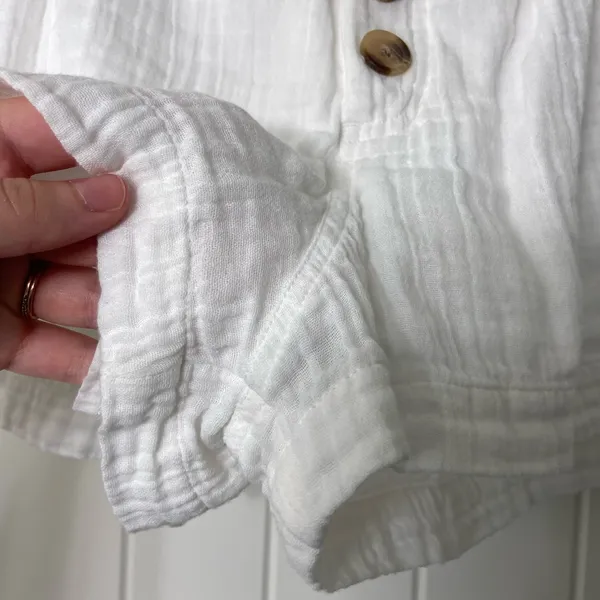 EUC O’Neill women’s white multibutton textured cotton lined casual shorts 28‎ - Image 2