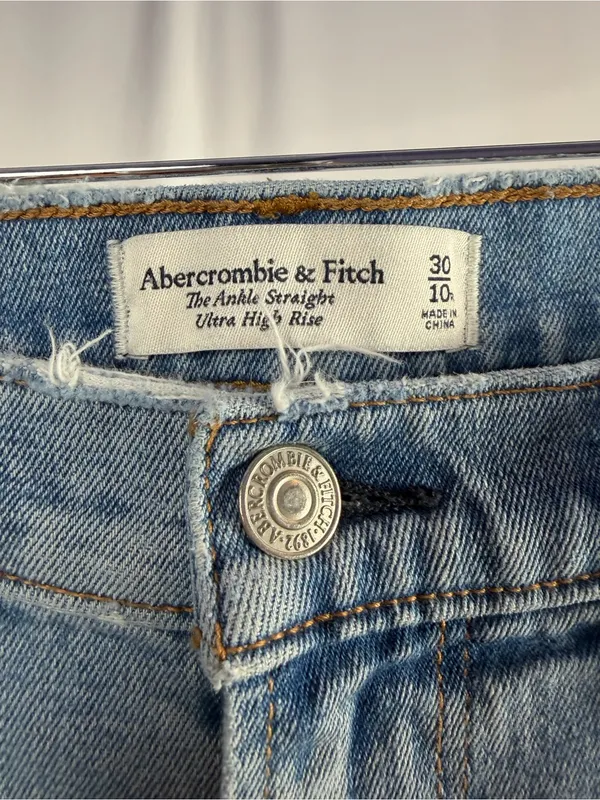 Abercrombie & Fitch Curve Love The Ankle Straight Ultra High Rise Jeans in Blue - Image 4