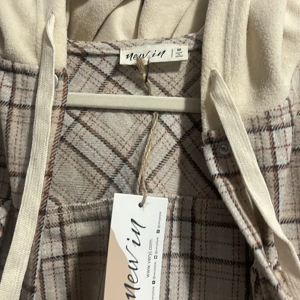 NEW IN Oversized Flannel Button Down Plaid Jacket Raw Hem NWT Tan Size M - Image 8